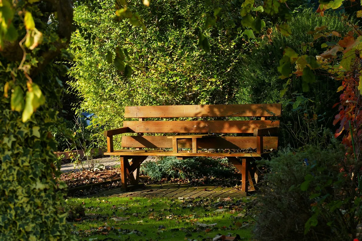 How to Choose the Right Garden Bench Size for Your Outdoor Space