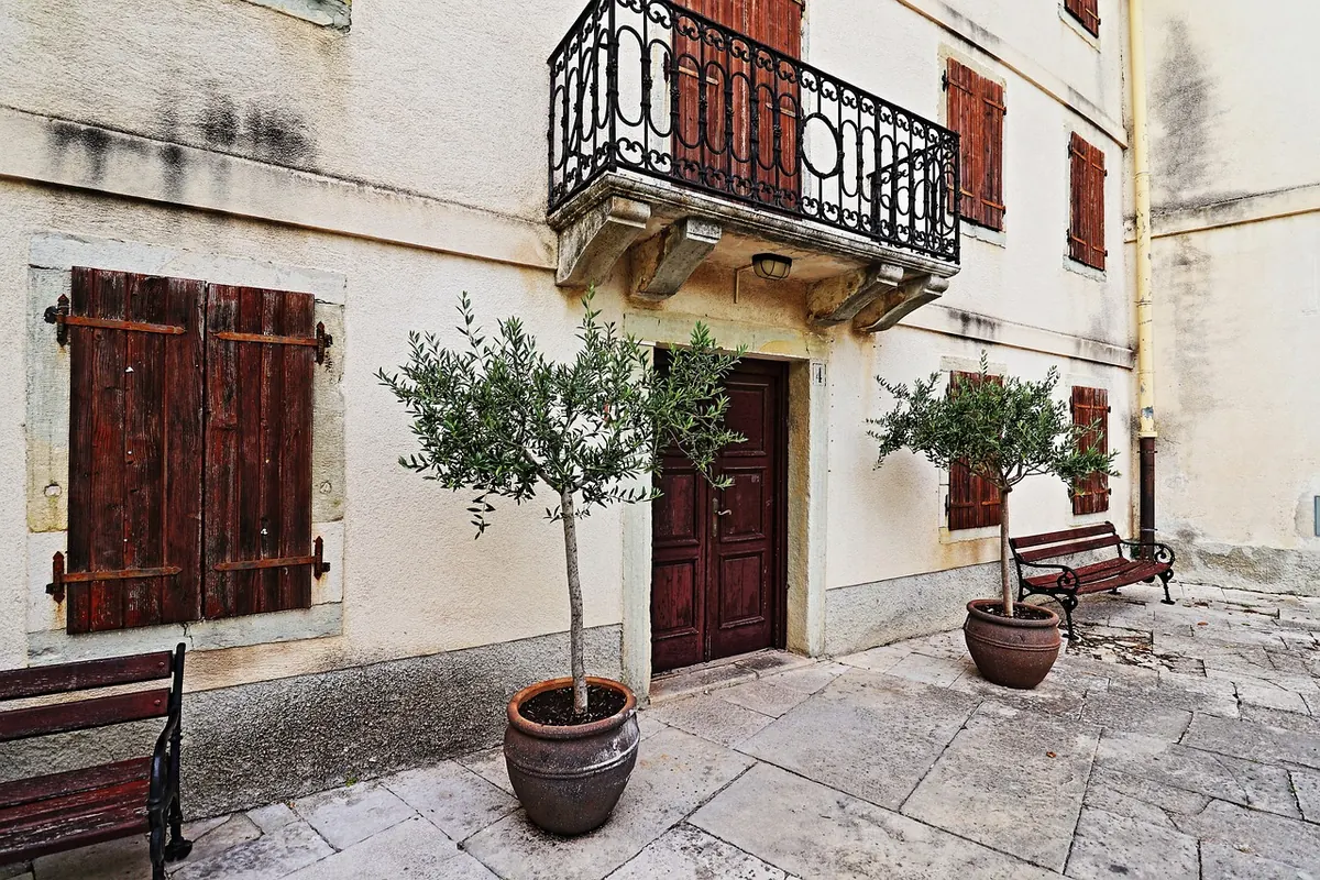 How to Create a Cosy Outdoor Living Area on a Small UK Balcony
